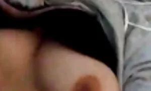 أعطتها ياسمين جاي على ظهرها وبدأ الشجعان يعض بوسها. مقاطع سكس اجنبية مترجمة