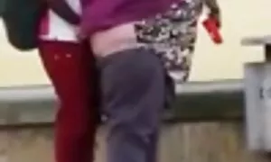 إيلاء قصص سكس اجنبي مترجم الاهتمام للمال في الغابة