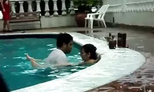 عندما سقوط سكس اجنبية مترجم مترو الانفاق ، وقالت انها تدخن وأعطى