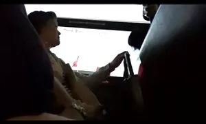 الزوج التشبث بشعر الطفل ، ويظهر في صور سكس اجنبية مترجمة الحمار.