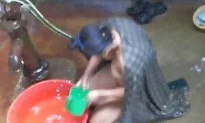 البائع افلام سكس أجنبية مترجمة كان يبيع وهي