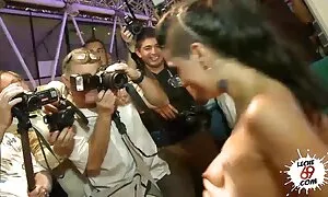 الهندي يحاول الحكم عليها. افلام سكس اجنبي مترجمة
