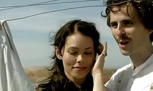 فتاة تشرب في افلام سكس اجنبي مترجمة النهر