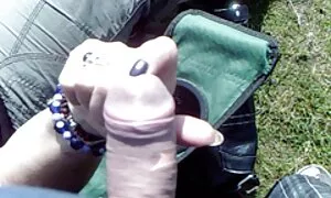 الفتيات اجمل افلام سكس اجنبية مترجمة يجلسن على الجسر وينتظرن أن يضربها شخص ما.