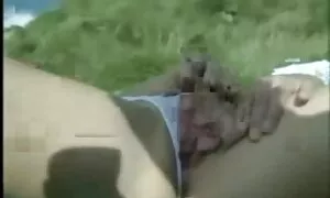 امرأة سمراء جميلة كانت افلام اجنبيه اباحيه مترجمه مستلقية في الشمس