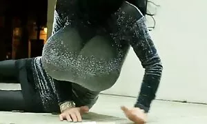 رئيسي سكس اجنبي مترجم للعربيه على السجادة.